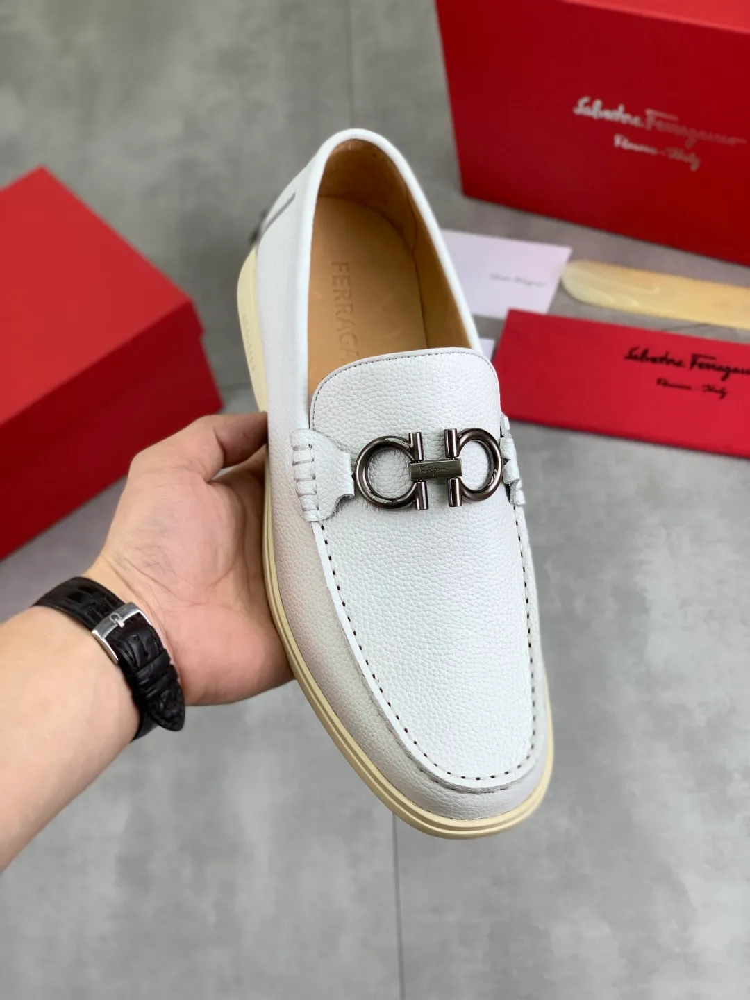 Men's Men's Shoes 💰P580 💰[New Style] Water-dyed Niuli 🆘[Salvatore Ferragamo] Ferragamo's latest casual business leather shoes for men! Listed simultaneously! The fabric is made of specially imported original pebbled calfskin, and the lining is made of imported water-dyed cowhide. It is absolutely luxurious and leads the fashion trend. Matching code: 38-44 (45 and 46 can be customized) Black, brown and burgundy colors available